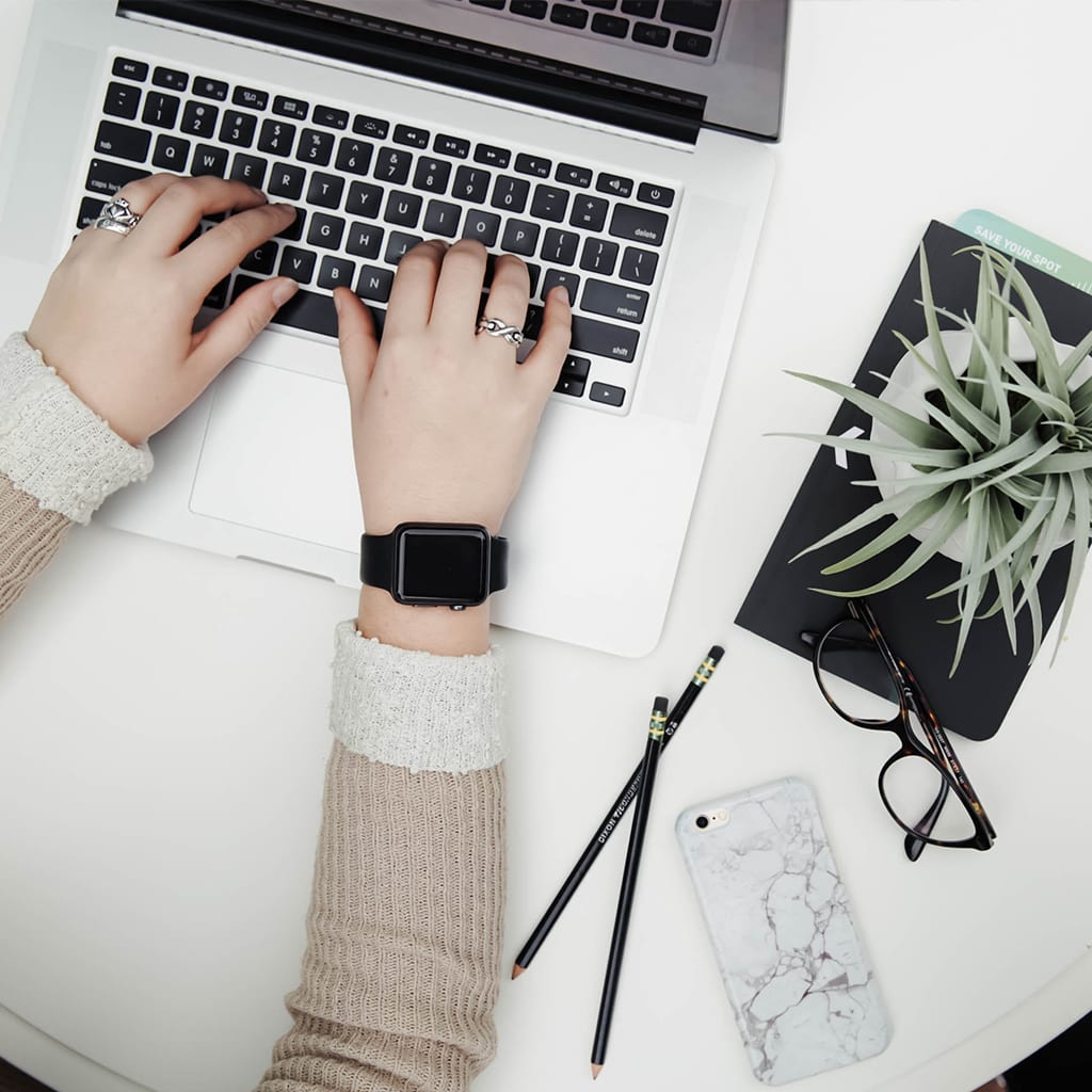 Flatlay Frau am Macbook