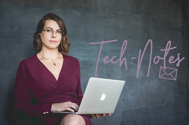 Olga Weiss sitzend mit einem Laptop - Newsletteranmedlung Technotes