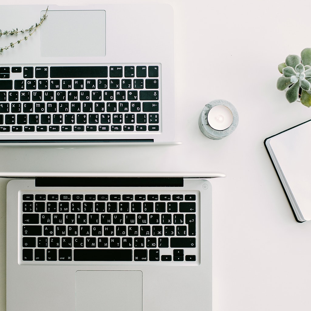 Flatlay zwei MacBooks